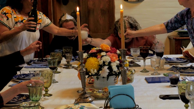 一群朋友和家人在晚宴上倒香槟。视频素材