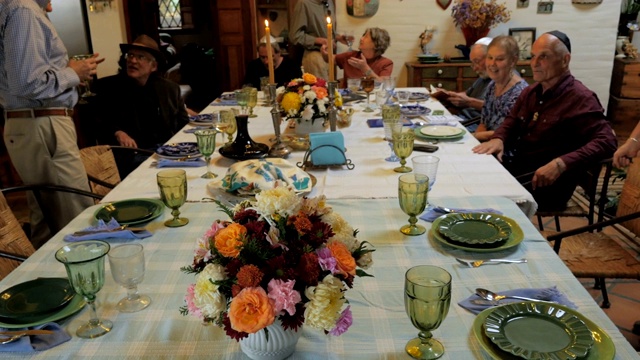当客人到达逾越节家宴时，用平底锅将一张大桌子卷起来视频素材