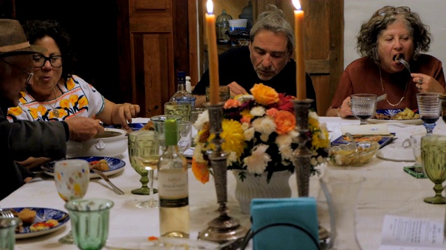 在庆祝会上，一群人正在享用他们的晚餐视频素材