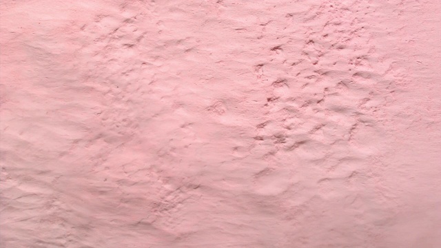 充满粉红色的表面颜色的粉末吹的基础框架,使烟熏纹理密切起来,慢动作视频下载