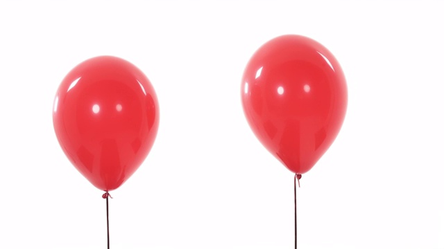 两个红色气球飞起来并从摄像机视野中消失的特写演示视频。孤立，在白色背景上视频下载
