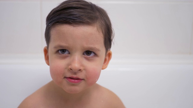小男孩在洗澡视频素材