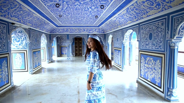 一名女子在印度拉贾斯坦邦斋浦尔市宫殿摆姿势视频下载