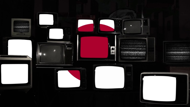 一堆带有日本国旗屏幕的复古电视。视频下载