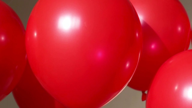 红色氦气球飞行视频下载