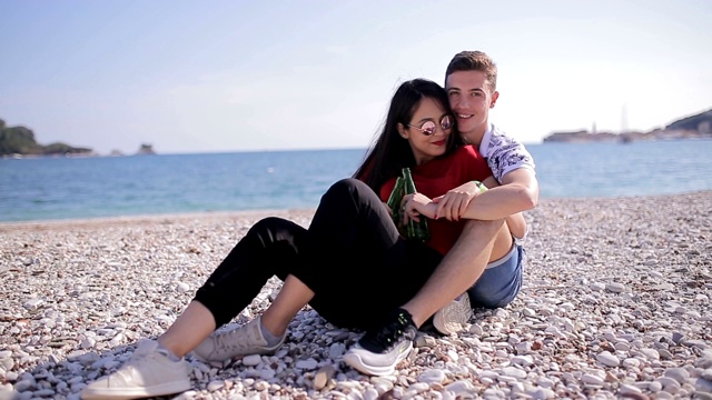 情侣在沙滩上接吻视频下载