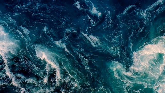 江水和大海的波浪在涨潮和退潮时相遇。视频购买