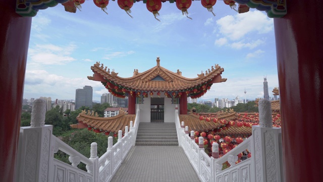 跟踪拍摄马来西亚的中国寺庙视频素材