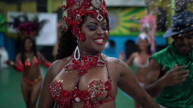 人们在学校的狂欢节上跳舞庆祝巴西狂欢节视频下载