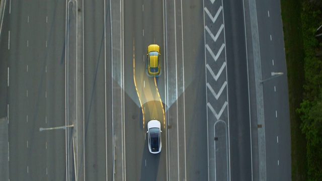 空中上下视图:自动驾驶汽车通过城市，超越其他车辆。动画扫描可视化概念:人工智能数字化和分析前方道路视频素材