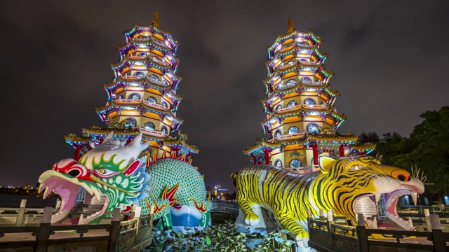 游客参观台湾高雄市龙虎塔的4k时间照片视频素材