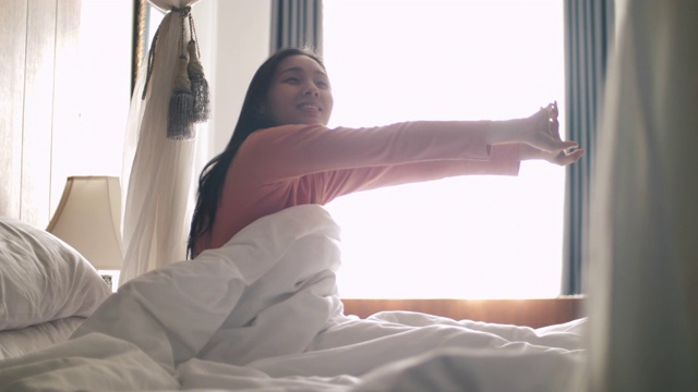 亚洲女人在床上醒来感觉很幸福视频下载