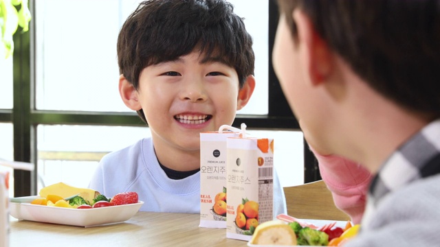 一个小学男孩和朋友一起吃零食视频下载