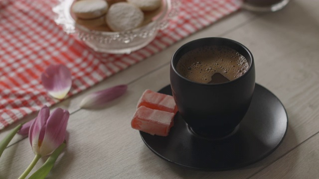 将黑咖啡倒进一个有天然蒸汽的杯子里视频素材