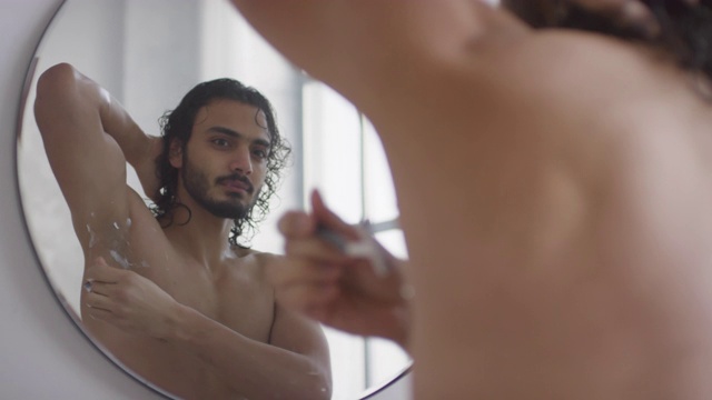 有魅力的男人在浴室里刮腋毛视频素材