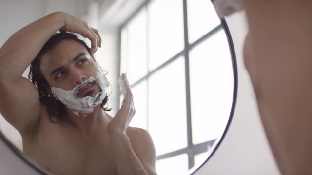 男子在浴室用剃须泡沫准备面部视频素材