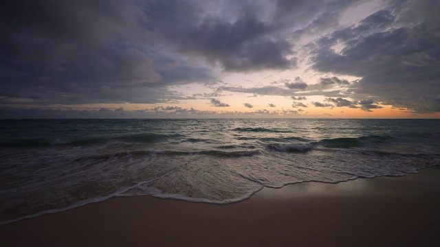热带海洋的日出在异国情调的加勒比海滩视频下载