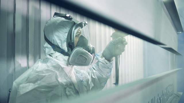 一名女工正在用气刷给工厂的金属板上漆视频素材