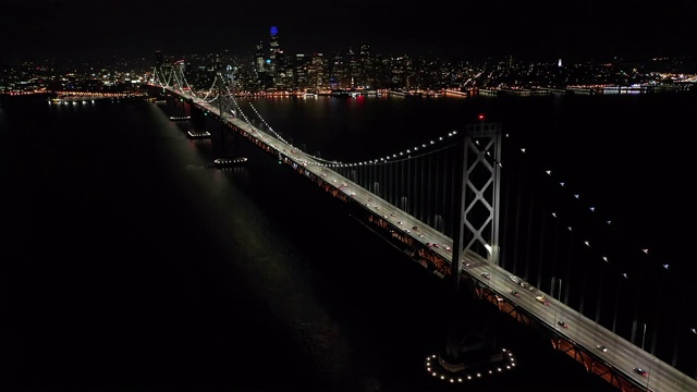 美国加州旧金山海湾大桥和旧金山市中心鸟瞰图(黄昏)视频素材