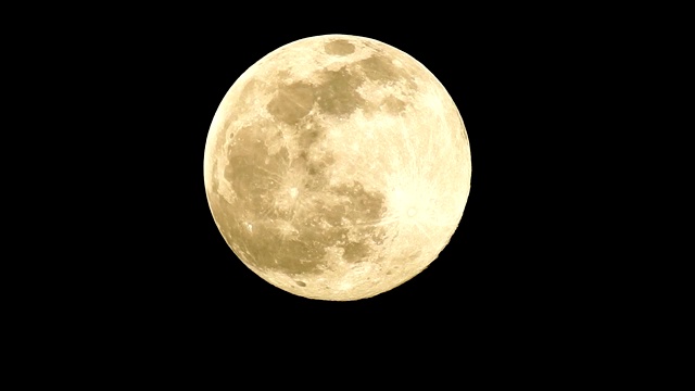 夜空中升起的满月视频素材