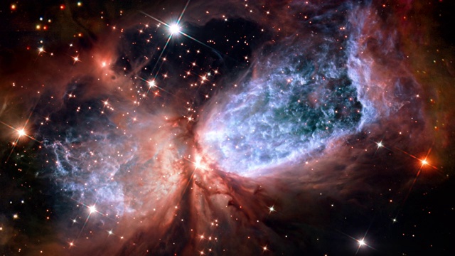 当镜头摇摄天空时，银河中闪烁的星星闪闪发光视频素材