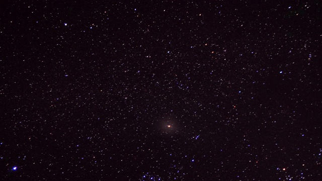 当摄像机摇摄天空时，一颗闪烁的星星在其他星星中视频素材