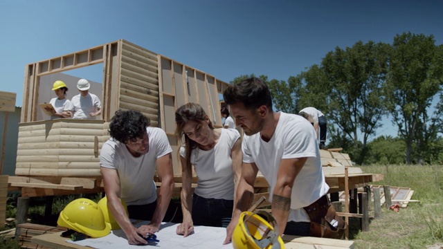 志愿者在建筑工地做慈善救济工作视频素材