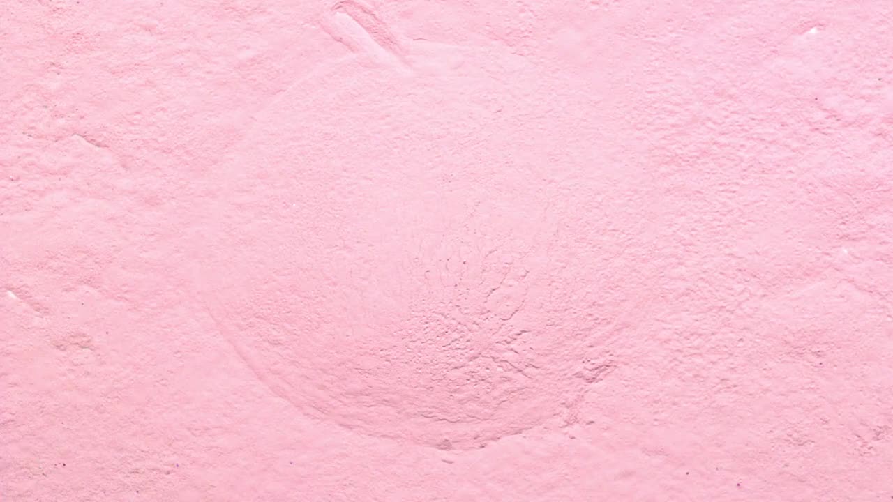 在近距离和超慢的动作中，充满了粉色粉末的表面向相机喷射，产生烟熏质感视频下载
