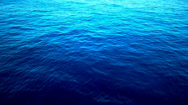 从船上俯瞰蓝色海浪的运动，以慢动作拍摄游客旅游度假的概念视频下载