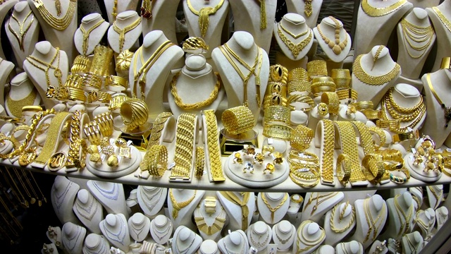 在伊斯坦布尔最著名的购物街Kapali Carsi出售东方珠宝视频下载