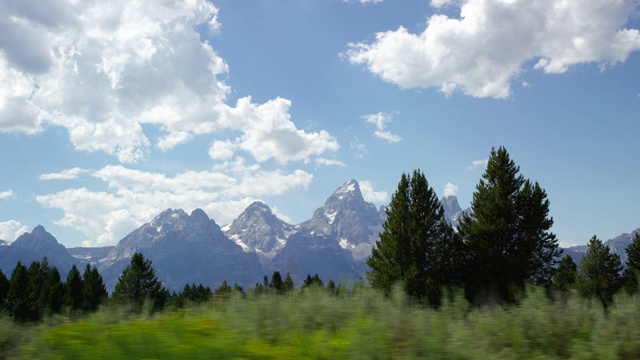移动拍摄的大提顿山在大提顿国家公园在西怀俄明州在一个晴朗的日子视频素材