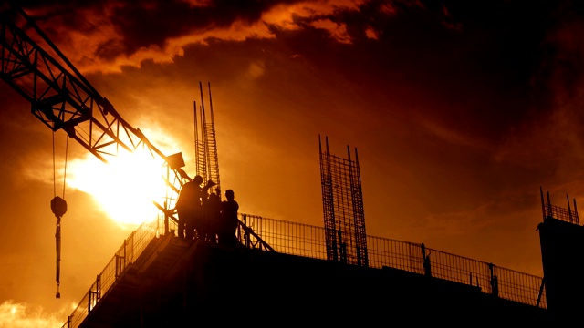 建筑工人在楼顶。视频素材