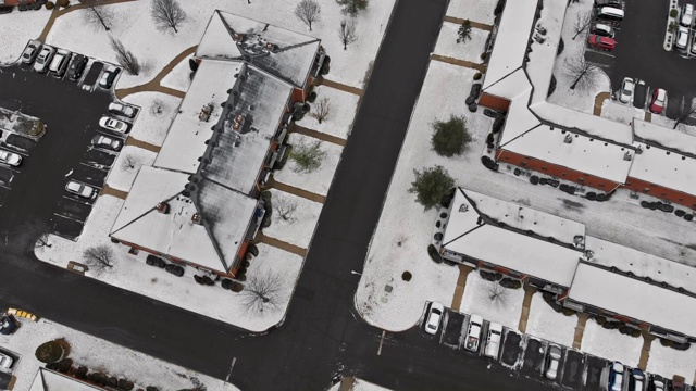 雪覆盖的屋顶和街道在公路和房屋的鸟瞰图冬季景观。视频下载