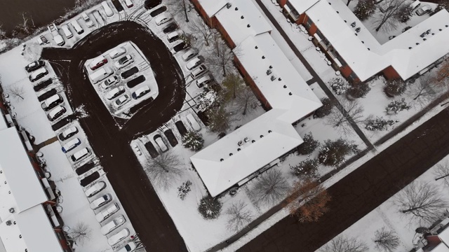 冬季，空中飞过覆盖着积雪的住宅视频下载
