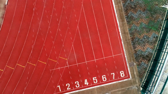 跑道或田径跑道起跑线与跑道号码在体育场俯视图无人机拍摄高角度视图视频下载