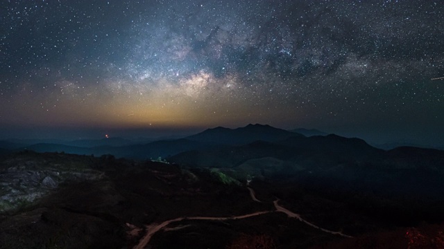 4K分辨率的时间从夜晚到白天的银河与泰国的山脉景观视频素材