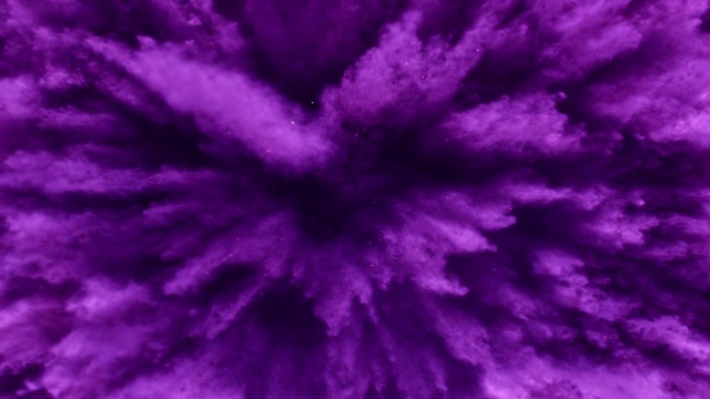 一个充满紫色粉末的表面向相机喷射，在近距离和超慢的动作中产生烟熏质感视频下载