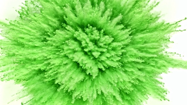 粉末状的浅绿色粉末状物体在特写镜头中向镜头爆炸，背景为白色视频素材