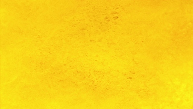 黄色粉末在特写镜头中向摄影机爆炸，超级慢镜头，白色背景视频下载