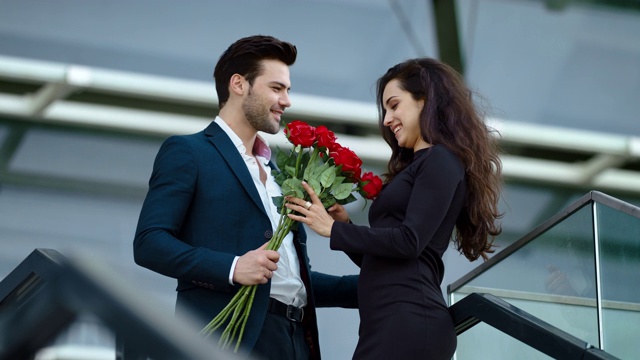 特写女人等待男朋友。男子在户外捧红玫瑰视频下载
