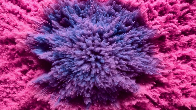 一个充满紫色粉末的表面，被粉红色的灰尘包围着，向相机喷射，在近距离和超慢的动作中形成烟熏的纹理视频下载