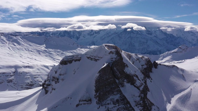 空中拍摄的雪覆盖的大山丘和勃朗峰视频下载