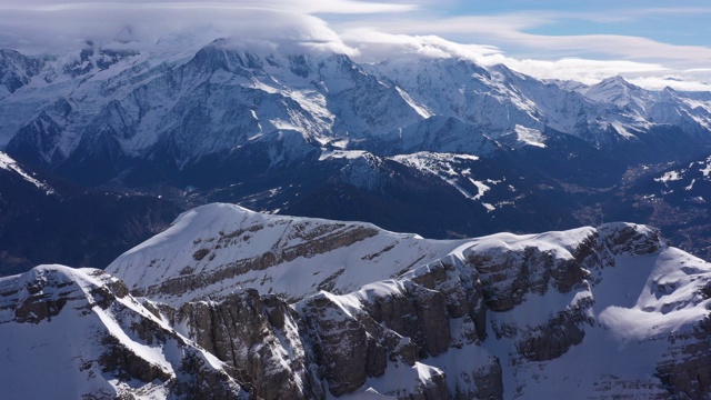 空中拍摄的雪覆盖的大山丘和勃朗峰视频素材