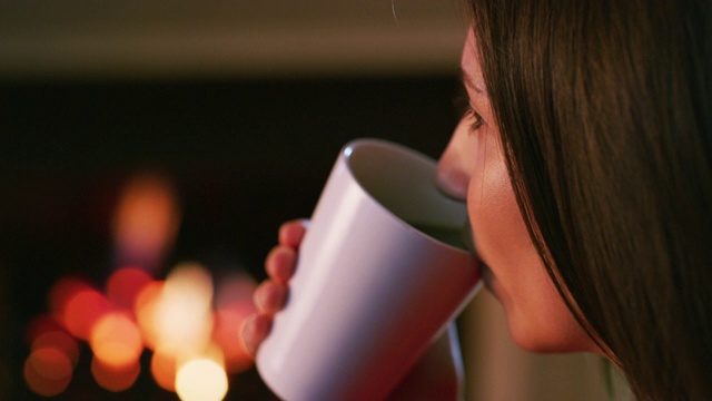 咖啡可以让任何一个舒适的夜晚结束视频素材