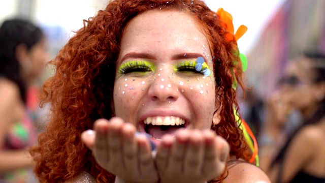 年轻女子用五彩纸屑庆祝狂欢节视频下载