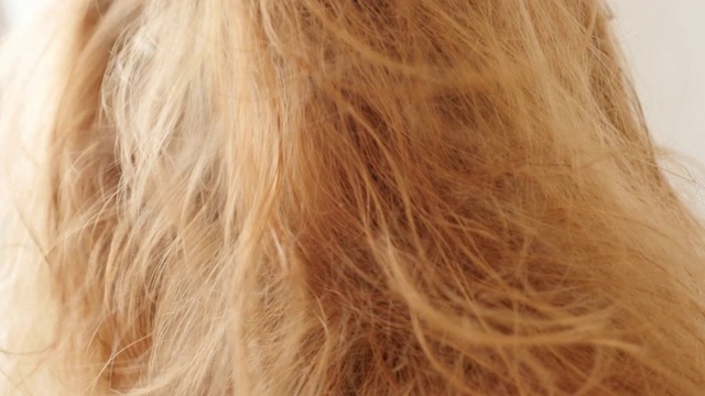 白人女性在家吹干湿头发近距离4K视频素材