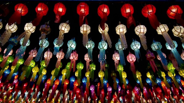 泰国北部水牛节期间的兰纳风格灯笼和漂浮的灯笼(Yee Peng)视频下载