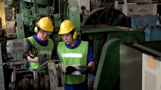 两名男性亚洲检验员，工程师在工厂的生产线上工作视频下载