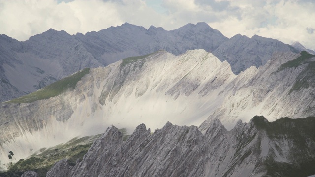 在奥地利因斯布鲁克的卡文德尔山，Hafelekarspitze-Seegrube在夏季的阿尔卑斯山脉全景视频下载