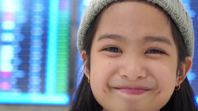 亚洲小女孩的旅程在机场，等待她的航班视频下载